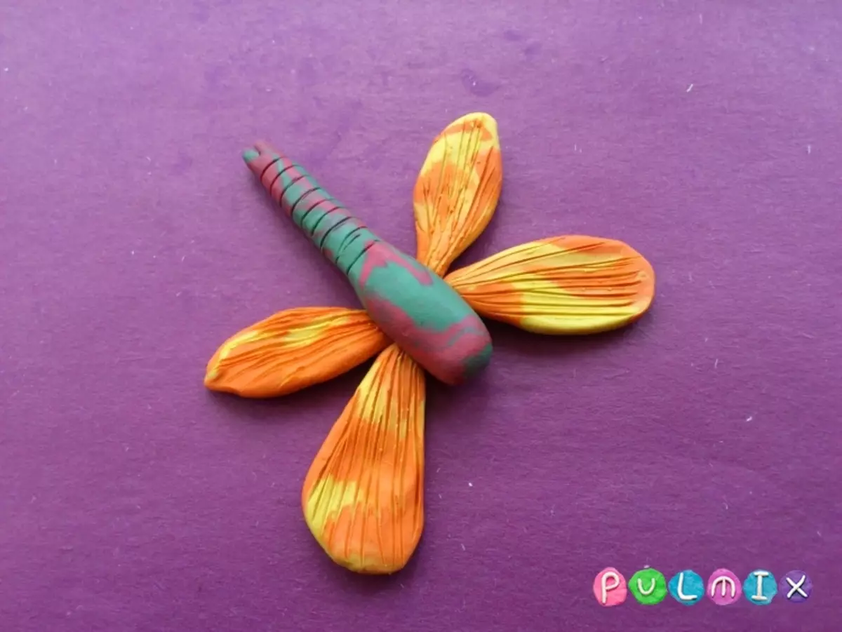 Dragonfly от глина: как да се направи децата си с естествени материали? Моделиране картонени стъпки. Тъй като обемът постепенно извайвам водно конче? 27219_14