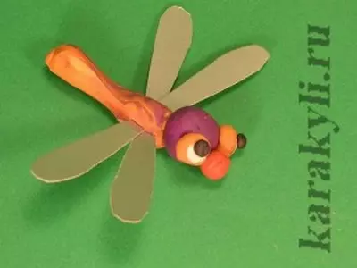 Dragonfly z Plasteliny: Jak uczynić go dzieciom z naturalnymi materiałami? Zaimponować kartonem krok po kroku. Jak statygodniowo zrobić wolumetryczną ważkę? 27219_20