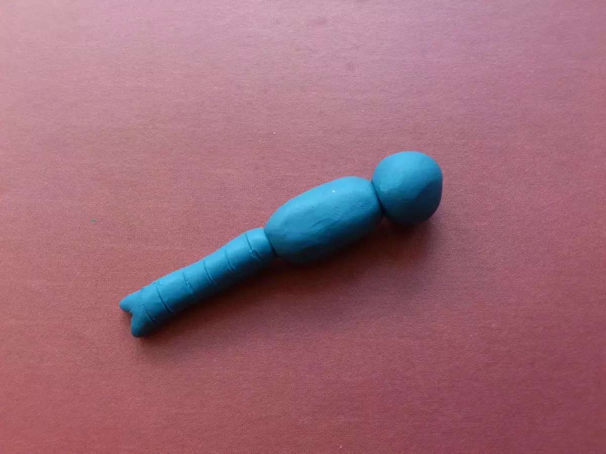 Libelle fan plasticine: Hoe kinne jo bern meitsje mei natuerlike materialen? Yndruk op karton stap foar stap. Hoe kinne jo in volumetrysk libje meitsje? 27219_6