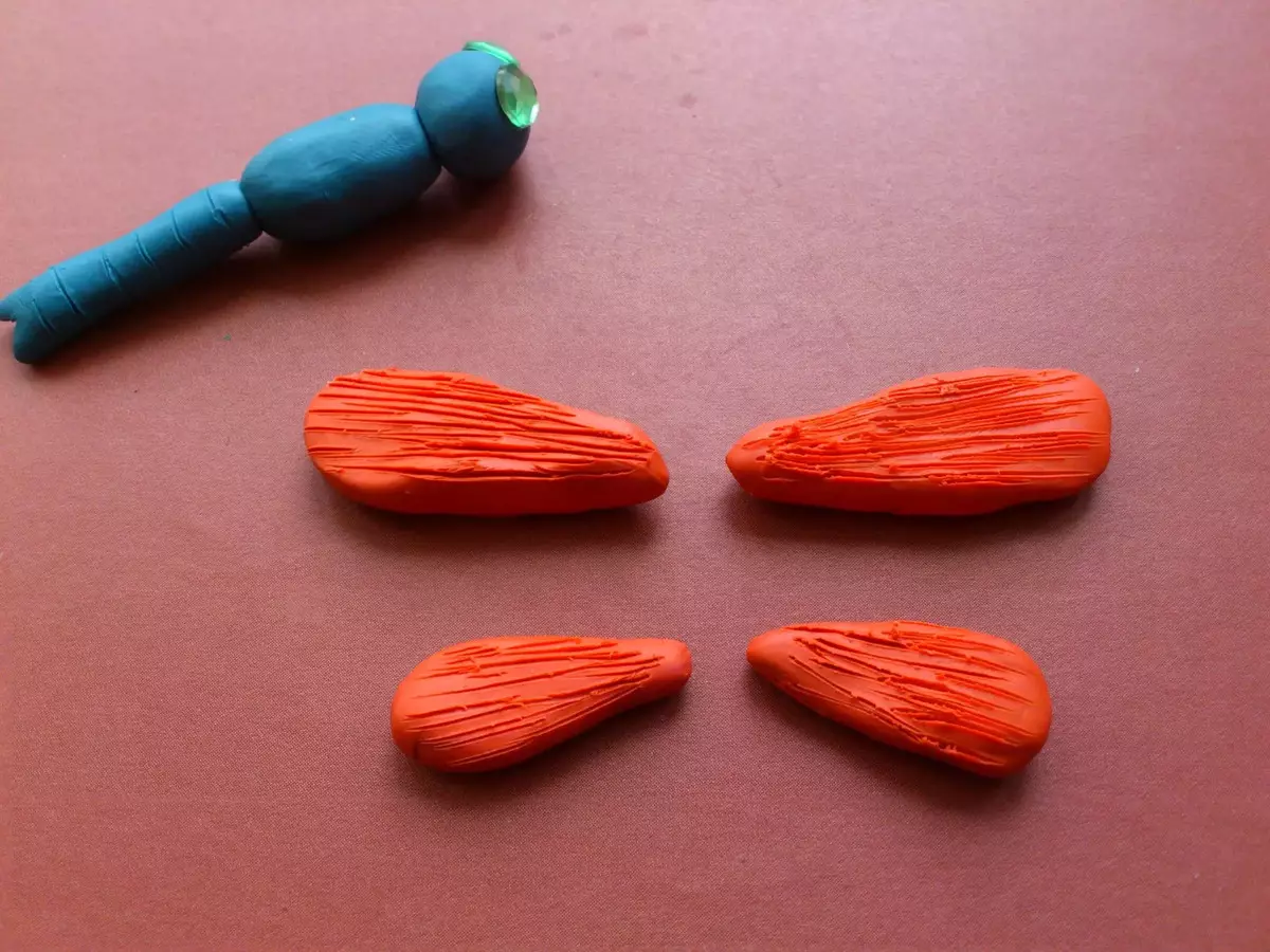 Dragonfly от глина: как да се направи децата си с естествени материали? Моделиране картонени стъпки. Тъй като обемът постепенно извайвам водно конче? 27219_8