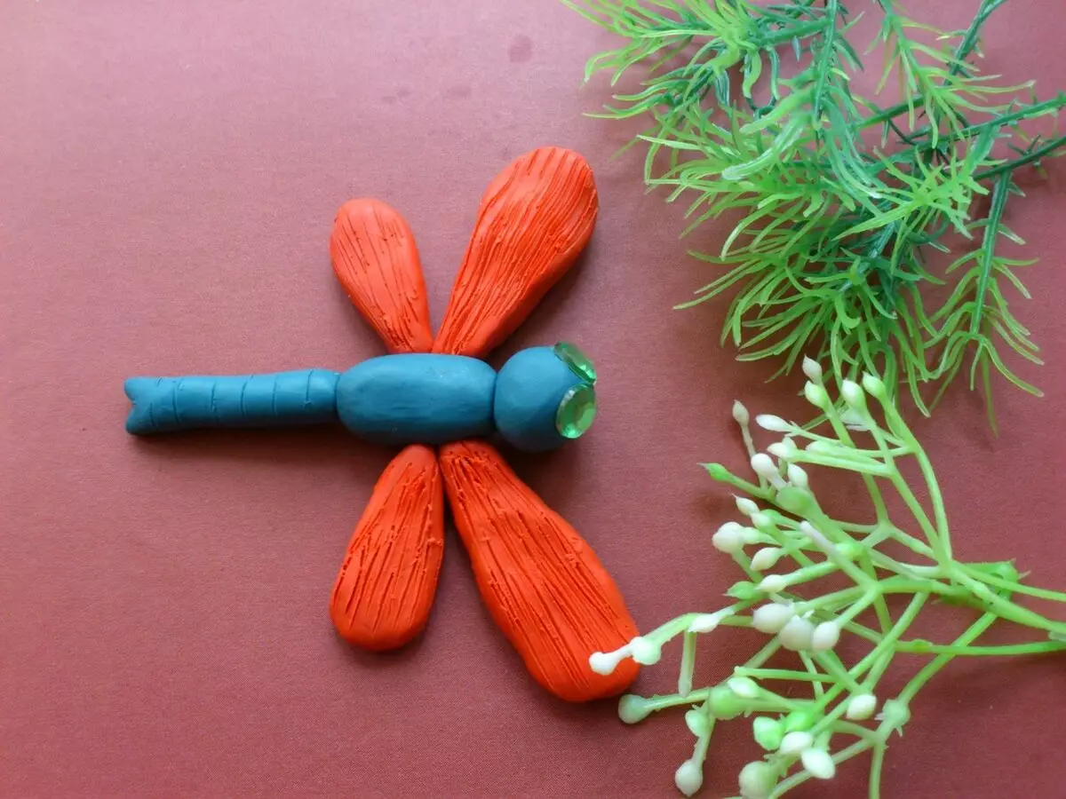 Dragonfly van Plasticine: Hoe het kinderen met natuurlijke materialen te maken? Maak indruk op karton stap voor stap. Hoe een volumetrische libel te maken? 27219_9