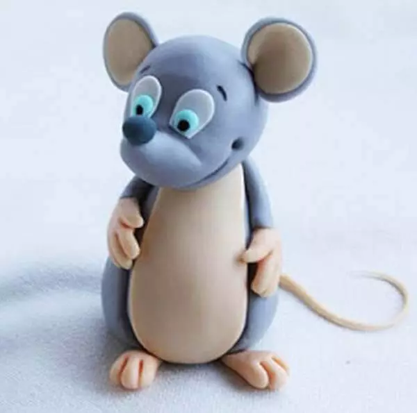 Plasticine mouse (58 mga larawan): Paano gumawa ng mouse mula sa isang kono na may plasticine at gawin itong para sa mga bata na may tiyan hakbang-hakbang? Mouse mouse na may mga kastanyas at may mga walnuts gawin ito sa iyong sarili 27220_10