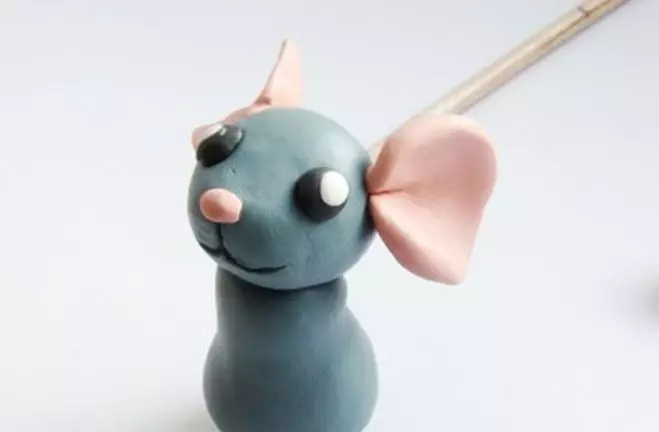 Пластилинна мишка (58 снимки): Как да си направим мишка от конус с пластилин и да го направи за деца със стомашни вещества стъпка по стъпка? Мишка мишка с кестени и с орехи го правят сами 27220_13