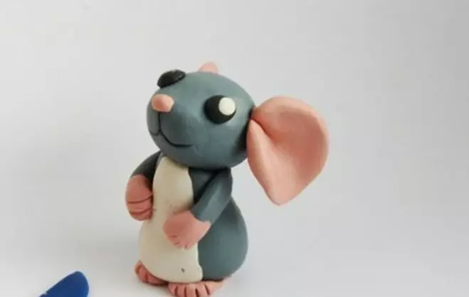 Пластилинна мишка (58 снимки): Как да си направим мишка от конус с пластилин и да го направи за деца със стомашни вещества стъпка по стъпка? Мишка мишка с кестени и с орехи го правят сами 27220_14