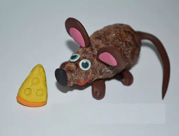 Пластилинна мишка (58 снимки): Как да си направим мишка от конус с пластилин и да го направи за деца със стомашни вещества стъпка по стъпка? Мишка мишка с кестени и с орехи го правят сами 27220_18