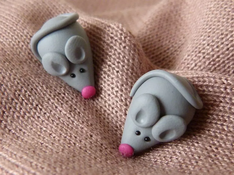 Plasticine mouse (58 mga larawan): Paano gumawa ng mouse mula sa isang kono na may plasticine at gawin itong para sa mga bata na may tiyan hakbang-hakbang? Mouse mouse na may mga kastanyas at may mga walnuts gawin ito sa iyong sarili 27220_2