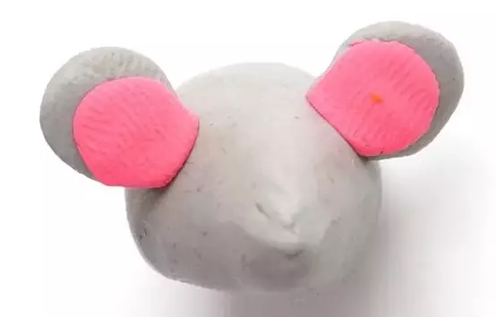 Пластилинна мишка (58 снимки): Как да си направим мишка от конус с пластилин и да го направи за деца със стомашни вещества стъпка по стъпка? Мишка мишка с кестени и с орехи го правят сами 27220_20