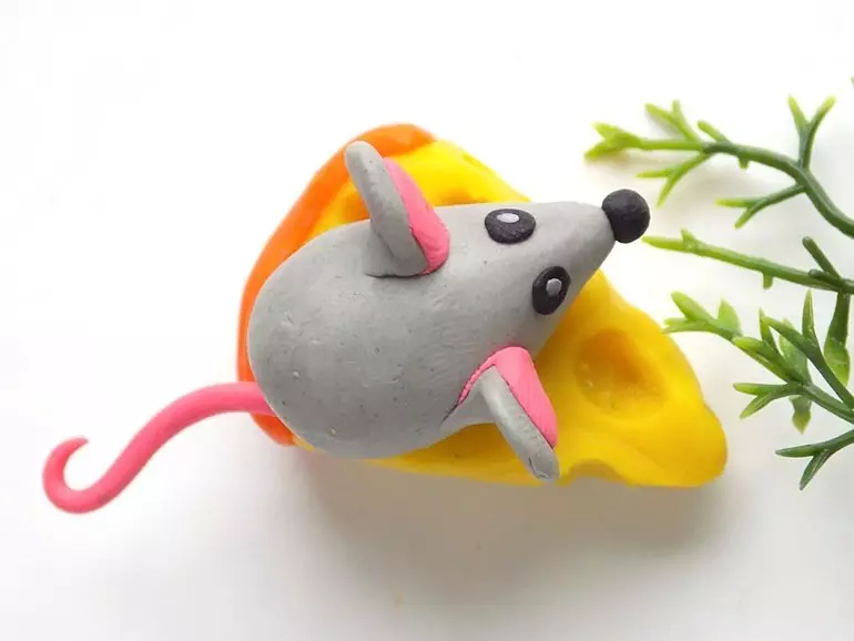 Plastelines myš (58 fotografií): Ako urobiť myš z kužeľa s plastenom a urobiť ho pre deti so žalúdkami krok za krokom? Myšacia myš s gaštany a s vlašskými orechami 27220_23