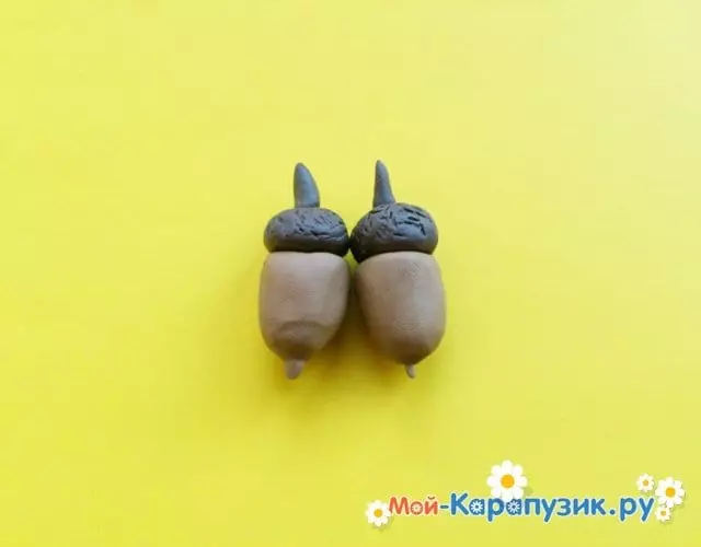 Пластилинна мишка (58 снимки): Как да си направим мишка от конус с пластилин и да го направи за деца със стомашни вещества стъпка по стъпка? Мишка мишка с кестени и с орехи го правят сами 27220_33