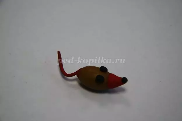 Mouse plastike (58 foto): Si për të bërë një mouse nga një kon me një plastike dhe të bëjë atë për fëmijët me stomak hap pas hapi? Mouse miun me gështenja dhe me arra bëjnë vetë 27220_37