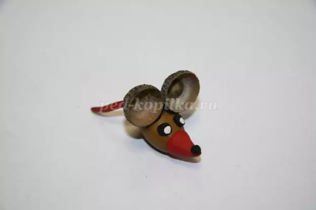 Plastelines myš (58 fotografií): Ako urobiť myš z kužeľa s plastenom a urobiť ho pre deti so žalúdkami krok za krokom? Myšacia myš s gaštany a s vlašskými orechami 27220_38