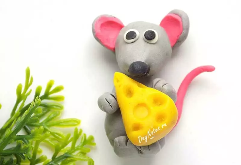 Пластилинна мишка (58 снимки): Как да си направим мишка от конус с пластилин и да го направи за деца със стомашни вещества стъпка по стъпка? Мишка мишка с кестени и с орехи го правят сами 27220_4