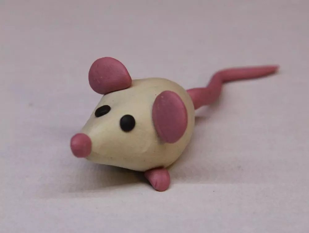 Пластилинна мишка (58 снимки): Как да си направим мишка от конус с пластилин и да го направи за деца със стомашни вещества стъпка по стъпка? Мишка мишка с кестени и с орехи го правят сами 27220_5