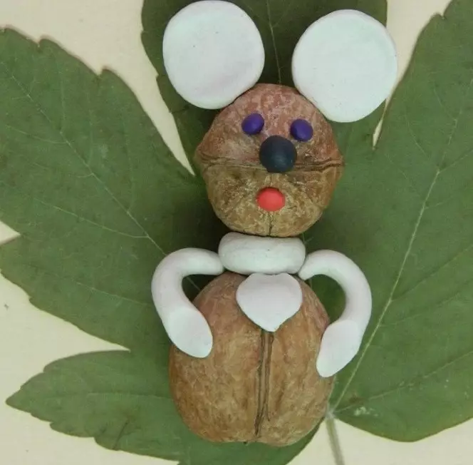 Пластински глушец (58 фотографии): Како да направите глувче од конус со пластилина и да го направите за деца со стомаци чекор по чекор? Глувчето на глувчето со костени и со ореви го прави тоа сами 27220_54