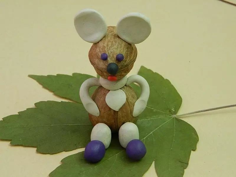 Mouse de plastilina (58 fotos): ¿Cómo hacer un ratón de un cono con una plastilina y hacerlo para niños con estómagos paso a paso? Ratón del ratón con castañas y con nueces, hágalo usted mismo 27220_56