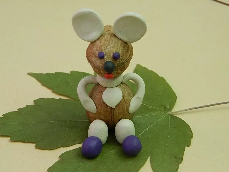 Mouse di plastilina (58 foto): come fare il mouse da un cono con una plastilina e renderlo per bambini con stomaco passo dopo passo? Mouse Mouse con castagne e con noci da te 27220_56