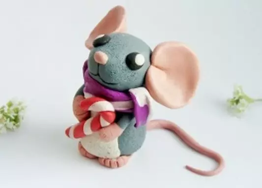 Plastelines myš (58 fotografií): Ako urobiť myš z kužeľa s plastenom a urobiť ho pre deti so žalúdkami krok za krokom? Myšacia myš s gaštany a s vlašskými orechami 27220_58