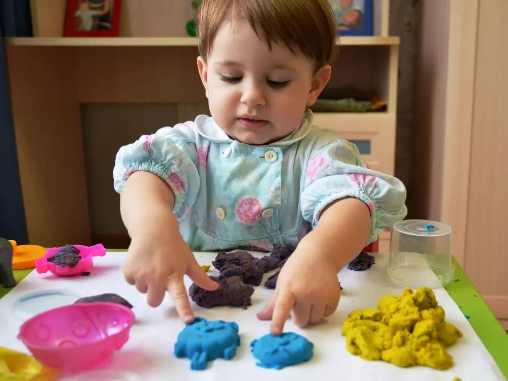 Plasticine-Maus (58 Fotos): Wie kann man mit einem Kegel mit einem Plastilin eine Maus mit einem Kegel machen und machen Sie es für Kinder mit dem Schritt Schritt für Schritt? Mausmaus mit Kastanien und mit Walnüssen tun es selbst 27220_7