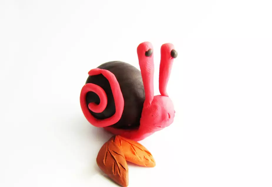 Snail of plasticine (50 photos): how to do with chestnut children? How to make it with the leaves step by step? Ironing with a shell and a lump. How to sculpt snail on cardboard? 27221_21