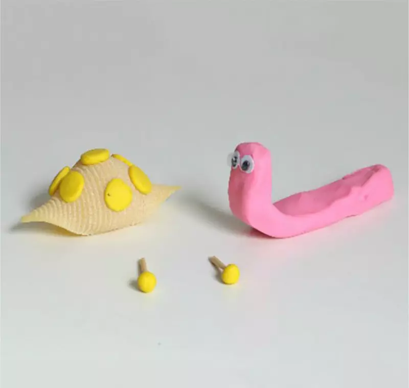 Snail of Plasticine (50 Wêneyên): Meriv çawa bi zarokên gandî re bike? Meriv çawa wê bi pelên gav bi gav bavêje? Bi şeklekî û çokek hesas. Meriv çawa snail li ser karta kartonê vedişêre? 27221_37