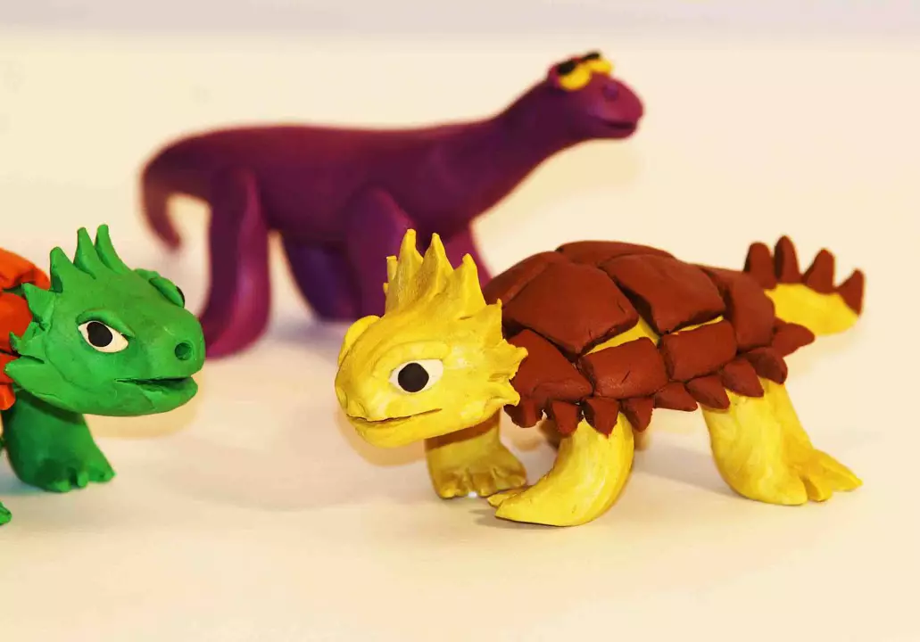 Пластилин динозавър (39 снимки): Как да заслепи dinosaurics на Рекс за деца стъпка по стъпка? Как да направите други фигури в постепенно го направите сами? 27223_5