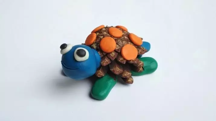 Turtle Turtle (57 fotografií): Ako si vyrobiť korytnačku pre deti z plastelínu a orechovného škrupiny? Maspeake s hrbnými hrbolmi. Ako to urobiť z plastelínu na lepej? 27224_21