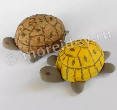 Turtle Turtle (57 fotografií): Ako si vyrobiť korytnačku pre deti z plastelínu a orechovného škrupiny? Maspeake s hrbnými hrbolmi. Ako to urobiť z plastelínu na lepej? 27224_33