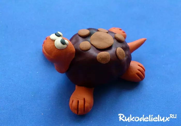 Plasteline Turtle (57 zdjęć): Jak zrobić żółwia dla dzieci z muszli plasteliny i orzecha włoskiego? Maspeake z uderzeniami. Jak zrobić z plasteliny na kartonie? 27224_39