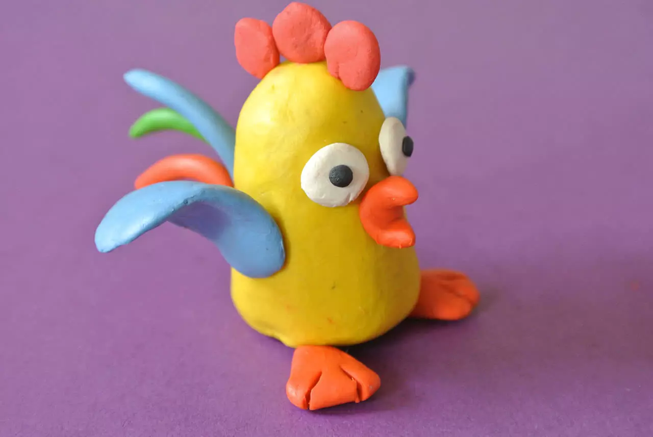 Bulbie mula sa plasticine: Paano gumawa ng magandang ibon sa mga bata? Paglalagay ng mga ibon gamit ang kanilang sariling mga kamay sa 3-4 taon at 5-6 taon. Paano Gumawa ng Winter Bird Statenly? 27225_3