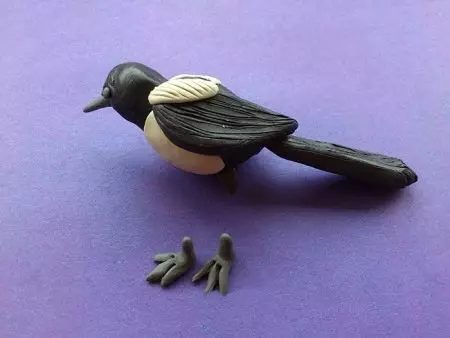 Bulbie a műanyagból: Hogyan készítsünk egy gyönyörű madarat a gyerekeknek? A madarak saját kezével 3-4 év alatt és 5-6 év alatt helyezkednek el. Hogyan készítsünk egy téli madárat Statenly-t? 27225_32