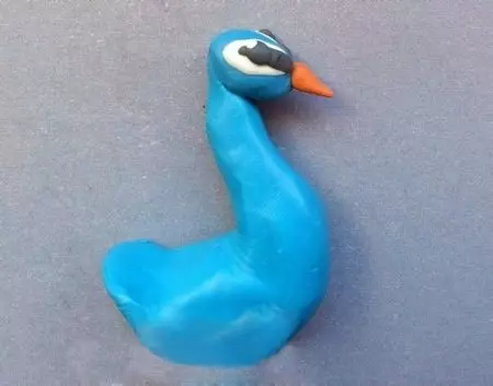 Bulbie mula sa plasticine: Paano gumawa ng magandang ibon sa mga bata? Paglalagay ng mga ibon gamit ang kanilang sariling mga kamay sa 3-4 taon at 5-6 taon. Paano Gumawa ng Winter Bird Statenly? 27225_46