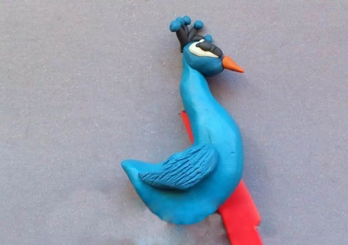 Bulbie uit plasticine: hoe om 'n pragtige voël om kinders te maak? Om die voëls met hul eie hande in 3-4 jaar en 5-6 jaar. Hoe om 'n winter voël statenly maak? 27225_48