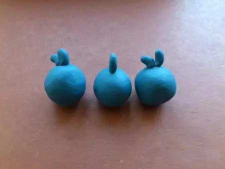 Bulbie mula sa plasticine: Paano gumawa ng magandang ibon sa mga bata? Paglalagay ng mga ibon gamit ang kanilang sariling mga kamay sa 3-4 taon at 5-6 taon. Paano Gumawa ng Winter Bird Statenly? 27225_9