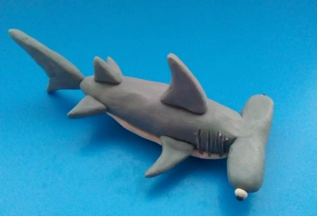 प्लास्टस्टिनालीबाट शार्क (1 polics फोटोहरू): कसरी एक कदम-द्वारा-चरण हथौड़ा शार्क बनाउने? चरणहरूमा टाइगर शार्क कसरी गर्ने? कसरी सेतो शार्क ढाक? 27226_11