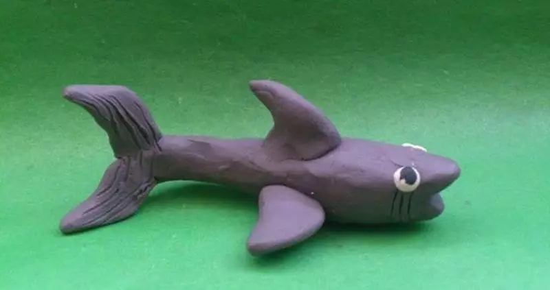 प्लास्टस्टिनालीबाट शार्क (1 polics फोटोहरू): कसरी एक कदम-द्वारा-चरण हथौड़ा शार्क बनाउने? चरणहरूमा टाइगर शार्क कसरी गर्ने? कसरी सेतो शार्क ढाक? 27226_17
