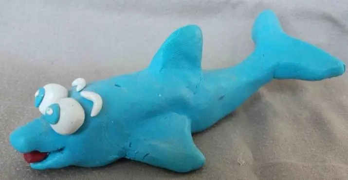 Peshkaqen nga plastike (18 foto): Si për të bërë një peshkaqen hap pas hapi çekan? Si për të bërë një peshkaqen Tiger në faza? Si të gdhend një peshkaqen të bardhë? 27226_3