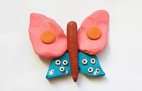 Plasticine Butterfly (31 photos): How to make it with the leaves of children step by step? How to make a stages of a beautiful butterfly with a sid? Impressive for children 3-4 and 5-6 years 27227_16