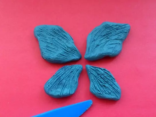 Plasticine Butterfly (31 bilder): Hvordan gjøre det med blader av barn trinn for trinn? Hvordan lage et stadier av en vakker sommerfugl med et sid? Imponerende for barn 3-4 og 5-6 år 27227_19