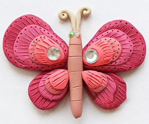 Butterfly plasticine (31 foto): Si ta bëni atë me gjethet e fëmijëve hap pas hapi? Si të bëni një fazat e një flutur të bukur me një SID? Mbresëlënëse për fëmijët 3-4 dhe 5-6 vjet 27227_3