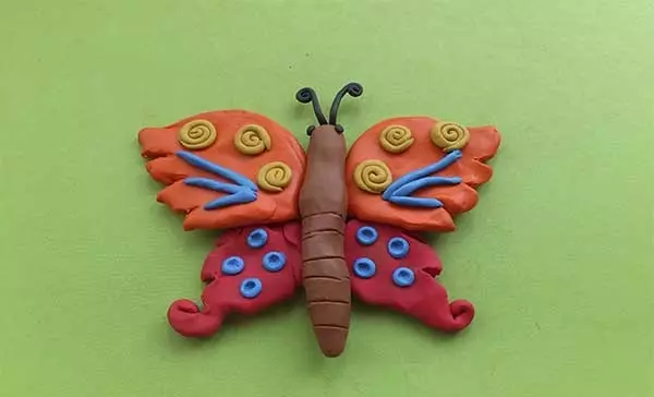 Метелик з пластиліну (31 фото): як зробити її з листям дітям покроково? Як зліпити поетапно красивого метелика з шишкою? Ліплення для дітей 3-4 і 5-6 років 27227_5