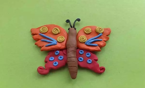 Plasticine butterfly (31 mga larawan): Paano gawin ito sa mga dahon ng mga bata hakbang-hakbang? Paano gumawa ng mga yugto ng isang magandang butterfly na may SID? Kahanga-hanga para sa mga bata 3-4 at 5-6 na taon 27227_5