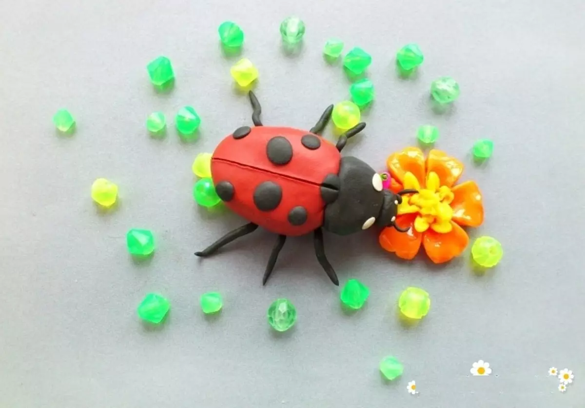 Ladybug din plasticină (40 de fotografii): Cum să-i faci copii din nuc și plasticină pas cu pas? Cum să faci o etapă cu un castan? Modelarea pe carton și Apple