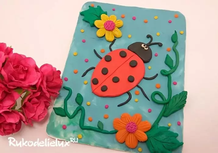 Ladybug iš plastilino (40 nuotraukų): kaip padaryti jį vaikai nuo graikinių riešutų ir plastilino žingsnis po žingsnio? Kaip padaryti stadijas su kaštonu? Modeliavimas ant kartono ir obuolių 27228_11