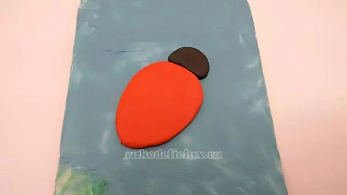 Ladybug a plaszticinból (40 fotók): Hogyan lehet az IT gyermekeket a dióból és a műanyagból lépésenként? Hogyan készítsünk egy fecsepést egy gesztenyével? Modellezés a karton és az alma 27228_14