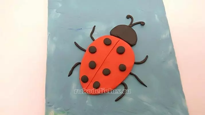 Ladybug ku plasticine (40 zithunzi): Kodi kupanga izo ana ku mtedza ndi plasticine tsatane-tsatane? Bwanji Mng'oma wa magawo ndi mgoza wa? Kumutsatira pa makatoni ndi apulo 27228_15