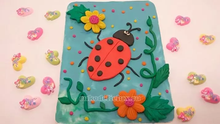 Ladybug dari plastisin (40 foto): Cara membuatnya anak-anak dari kenari dan plastisin langkah demi langkah? Bagaimana cara membuat tahapan dengan chestnut? Pemodelan pada kardus dan apel 27228_17