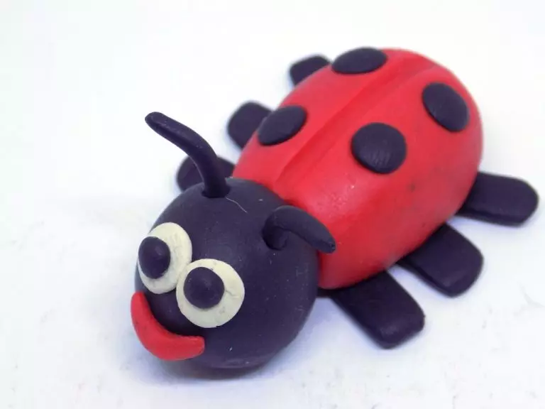 Ladybug fra plasticine (40 bilder): Hvordan gjøre det barn fra valnøtt og plasticine trinn-for-trinn? Hvordan lage et stadier med en kastanje? Modellering på papp og eple 27228_2