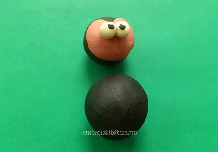 Ladybug saka plasticine (40 photos): Carane nggawe anak saka Walnut lan plasticine langkah-langkah dening-? Carane nggawe orane tumrap sekolah karo Chestnut a? Modeling ing karton lan apple 27228_20