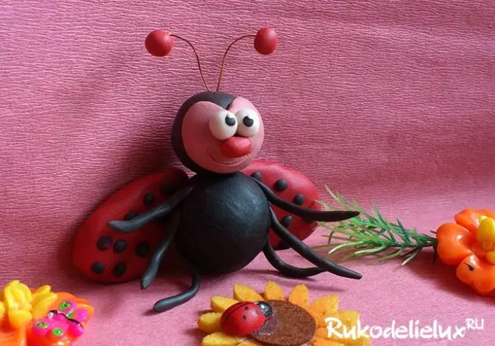 Ladybug din plasticină (40 de fotografii): Cum să-i faci copii din nuc și plasticină pas cu pas? Cum să faci o etapă cu un castan? Modelarea pe carton și Apple 27228_24