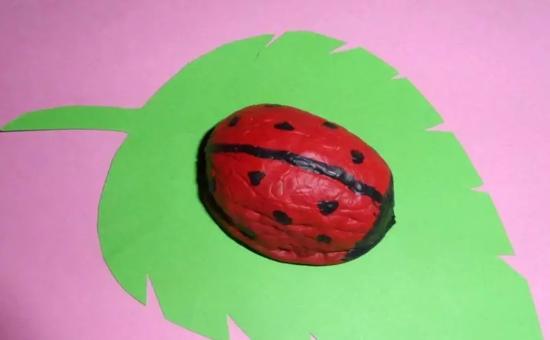 Ladybug a plaszticinból (40 fotók): Hogyan lehet az IT gyermekeket a dióból és a műanyagból lépésenként? Hogyan készítsünk egy fecsepést egy gesztenyével? Modellezés a karton és az alma 27228_26